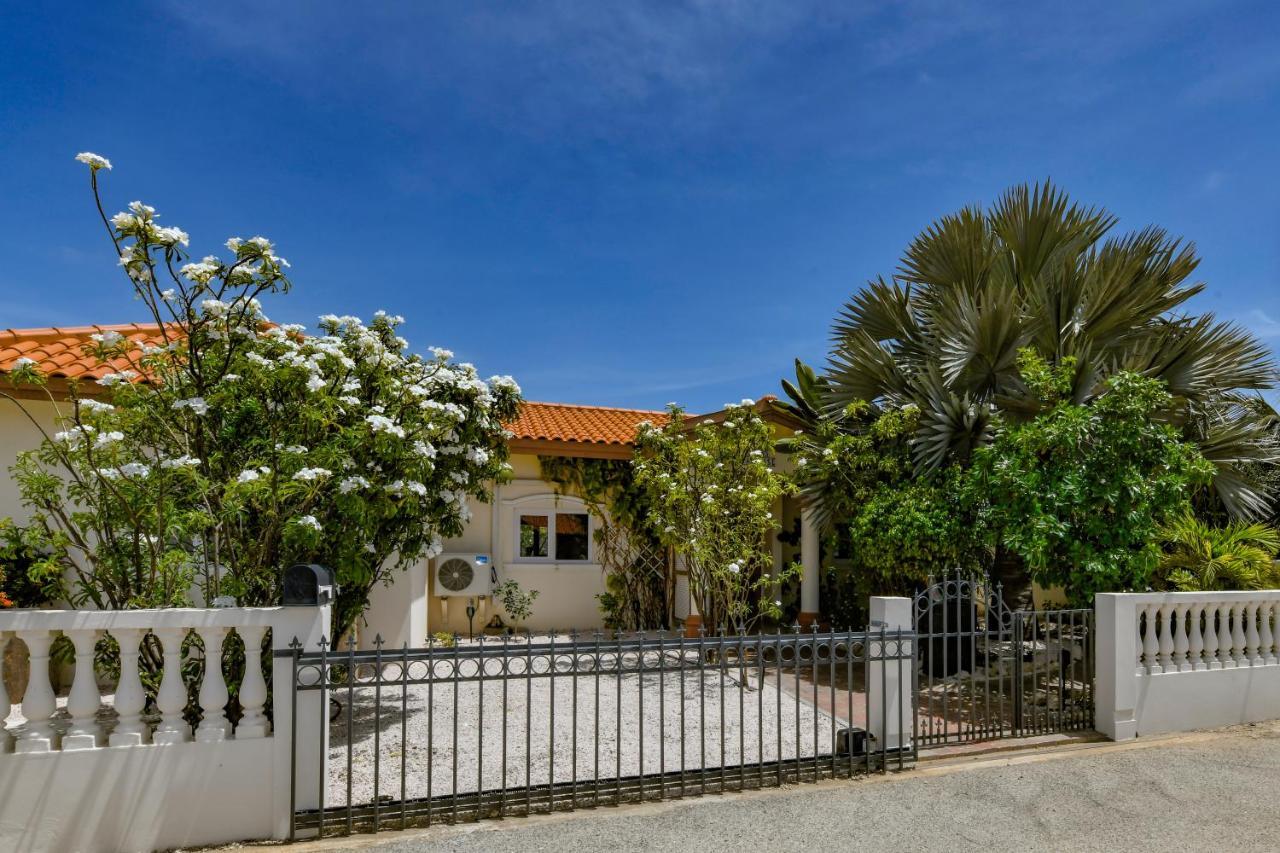 Villa Swiss Paradise With Private Pool Palm Beach Exterior photo